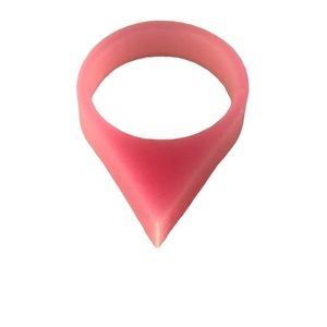 Pyramid self defense ring… who feels it knows it👊🏻👊🏽 Made of acrylic!